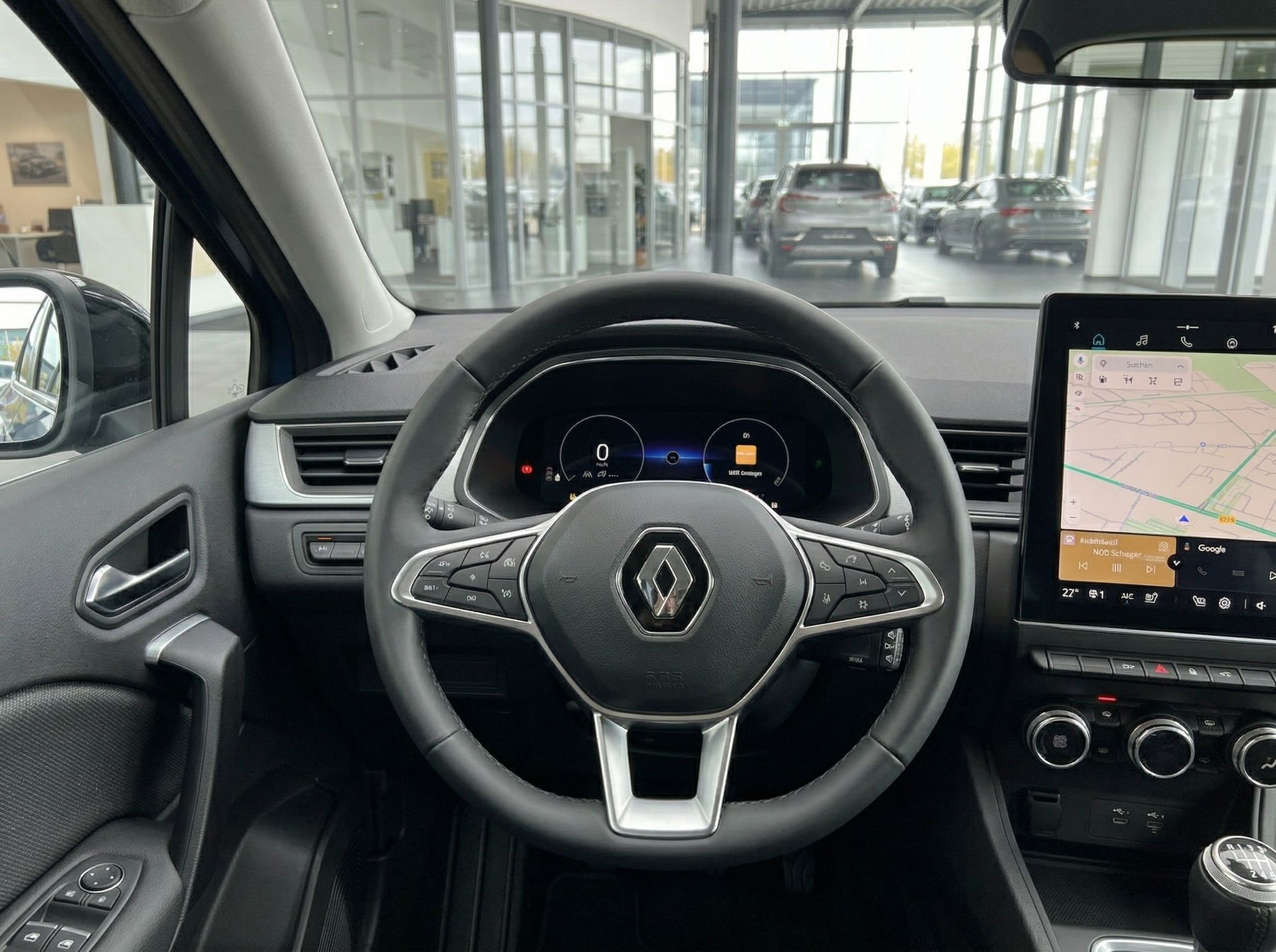 Renault Cockpit mit digitalem Tacho, Lenkrad und Navigationssystem im Fahrzeuginnenraum