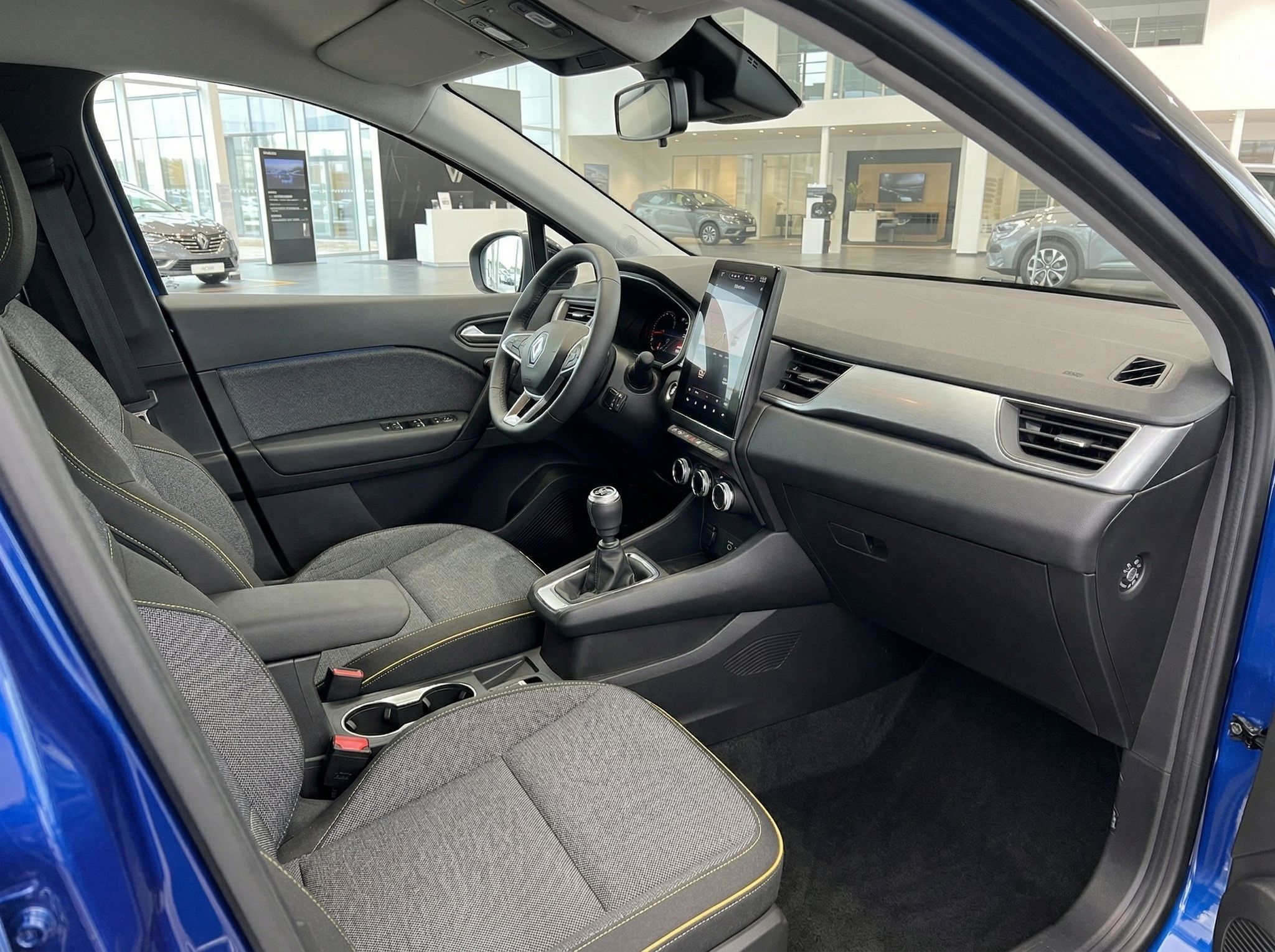 Renault Fahrzeuginnenraum Beifahrerseite mit Sitzen und Mittelkonsole