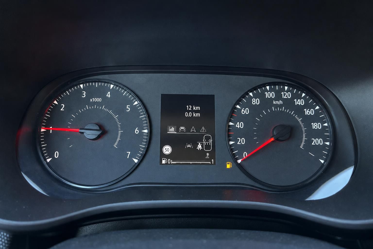 Fahrzeug Armaturenbrett mit Drehzahlmesser, Tacho und digitalem Display im Innenraum