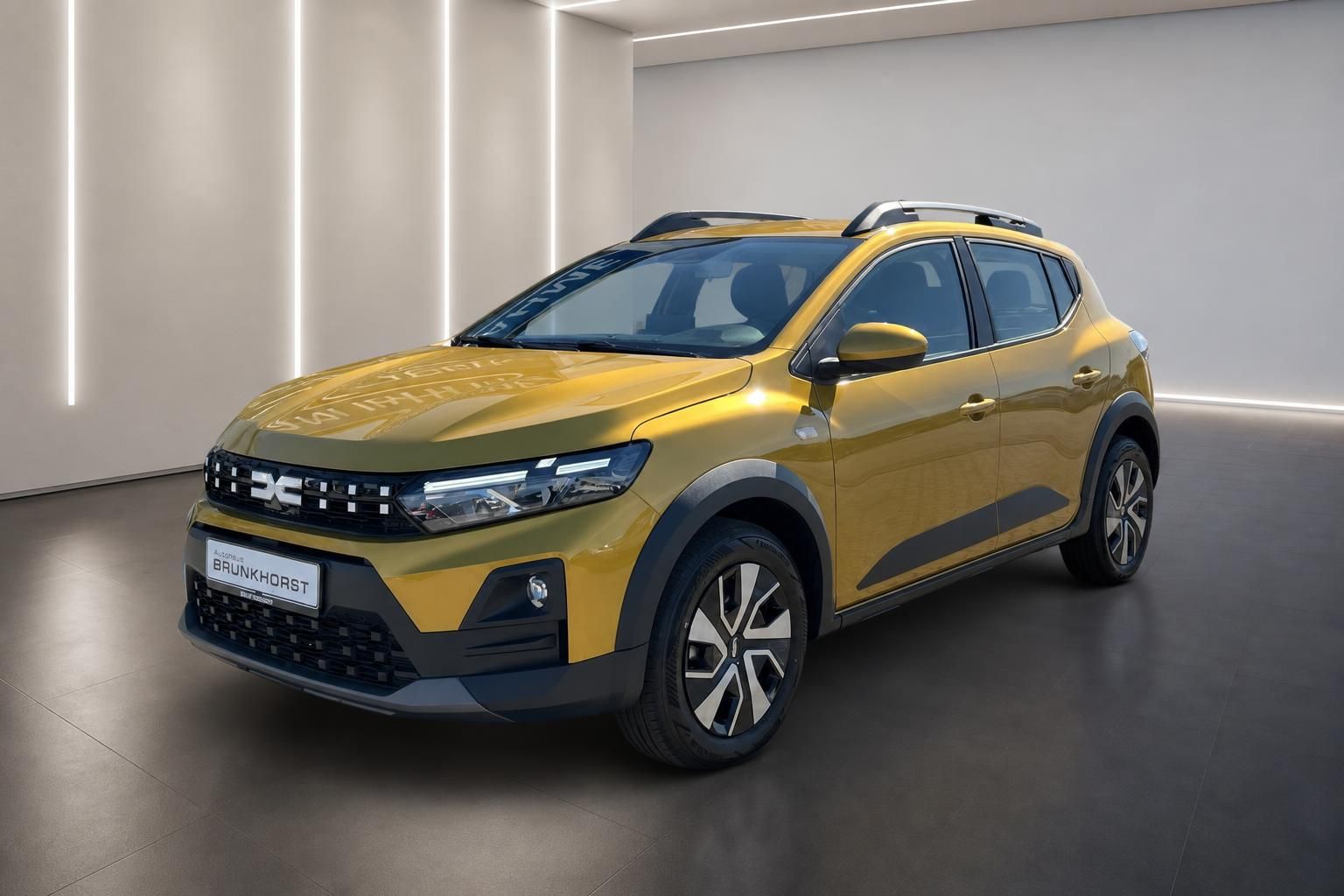 Gelber Dacia SUV Seitenansicht im Autohaus Showroom mit modernem LED-Beleuchtungskonzept
