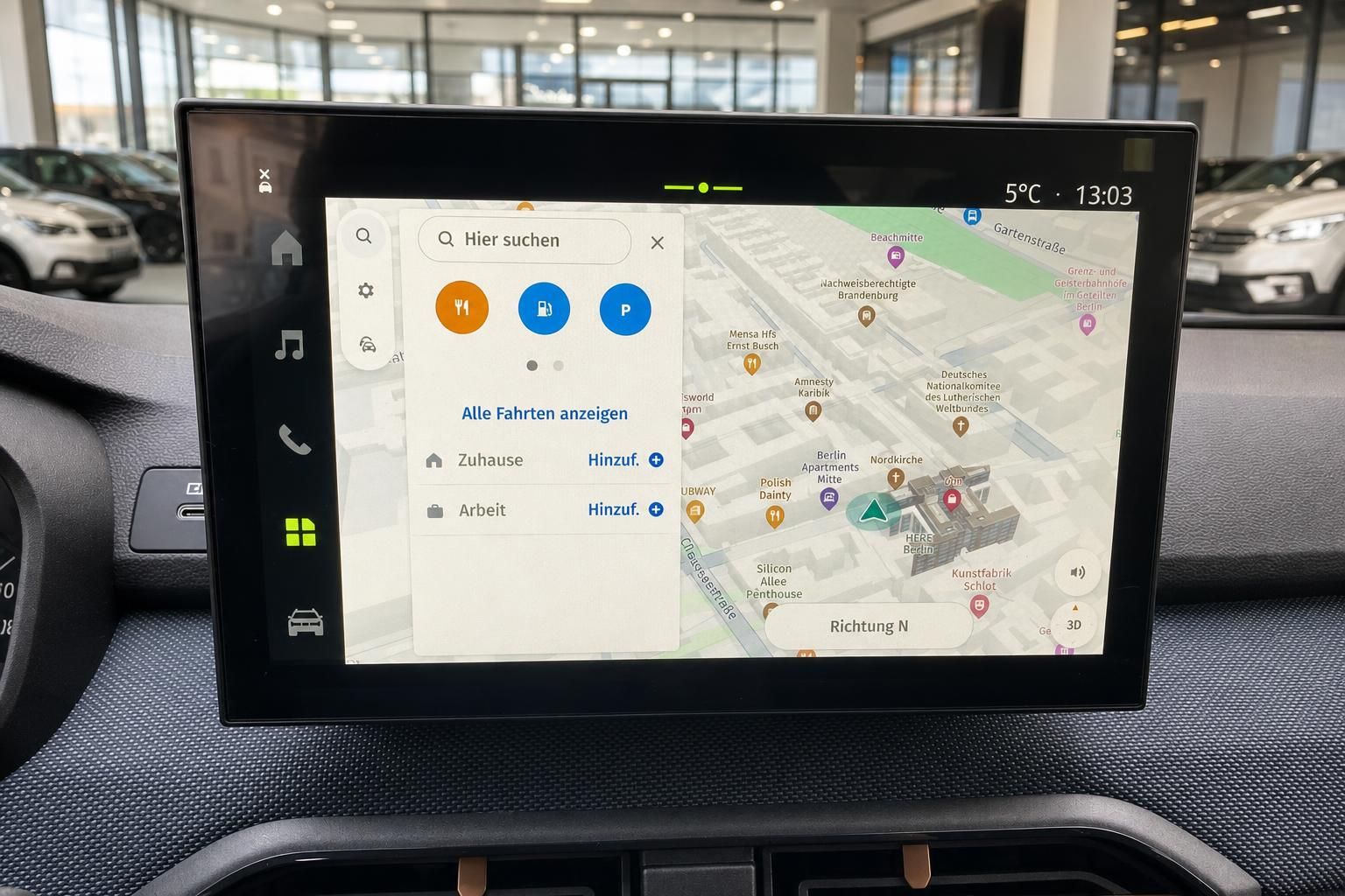 Modernes Infotainment-System mit Navigationskarte im Fahrzeug-Innenraum