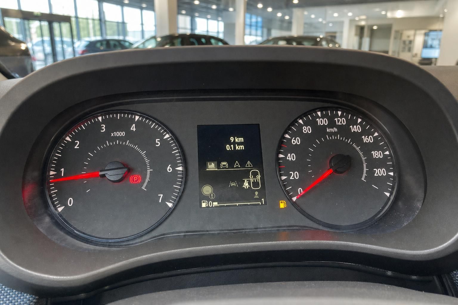 Fahrzeug-Armaturenbrett mit Drehzahlmesser und Tachometer im Autohaus-Showroom