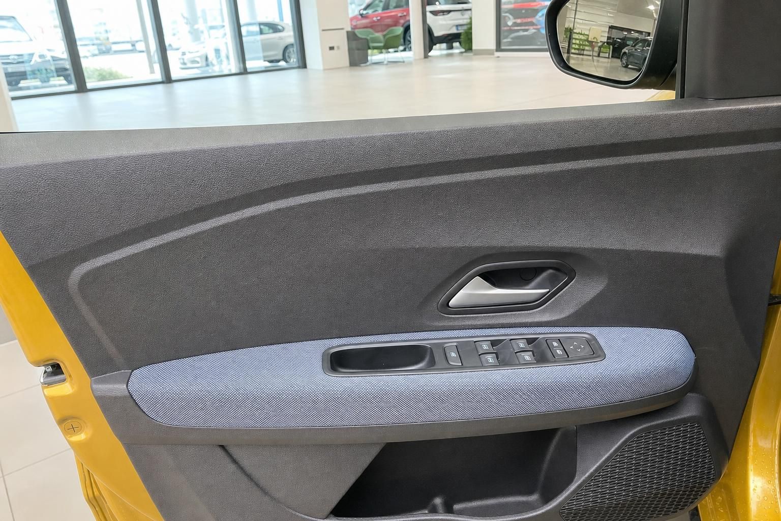 Fahrzeug-Türverkleidung mit elektrischen Fensterhebern und Türgriff