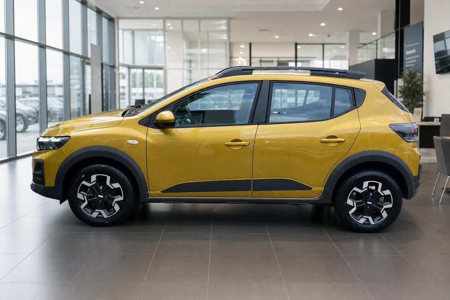 Gelber Dacia Sandero SUV Seitenansicht im Autohaus Showroom mit modernen Felgen