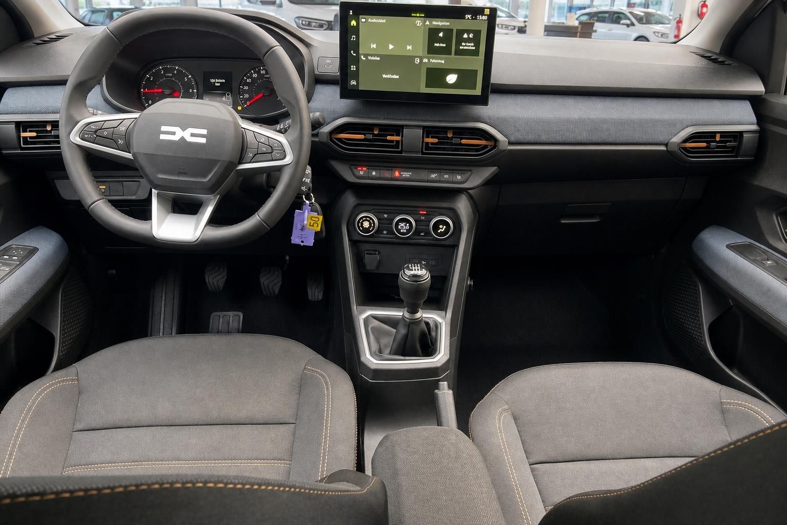 Armaturenbrett Auto mit Touchscreen, Lenkrad und schwarzer Innenausstattung