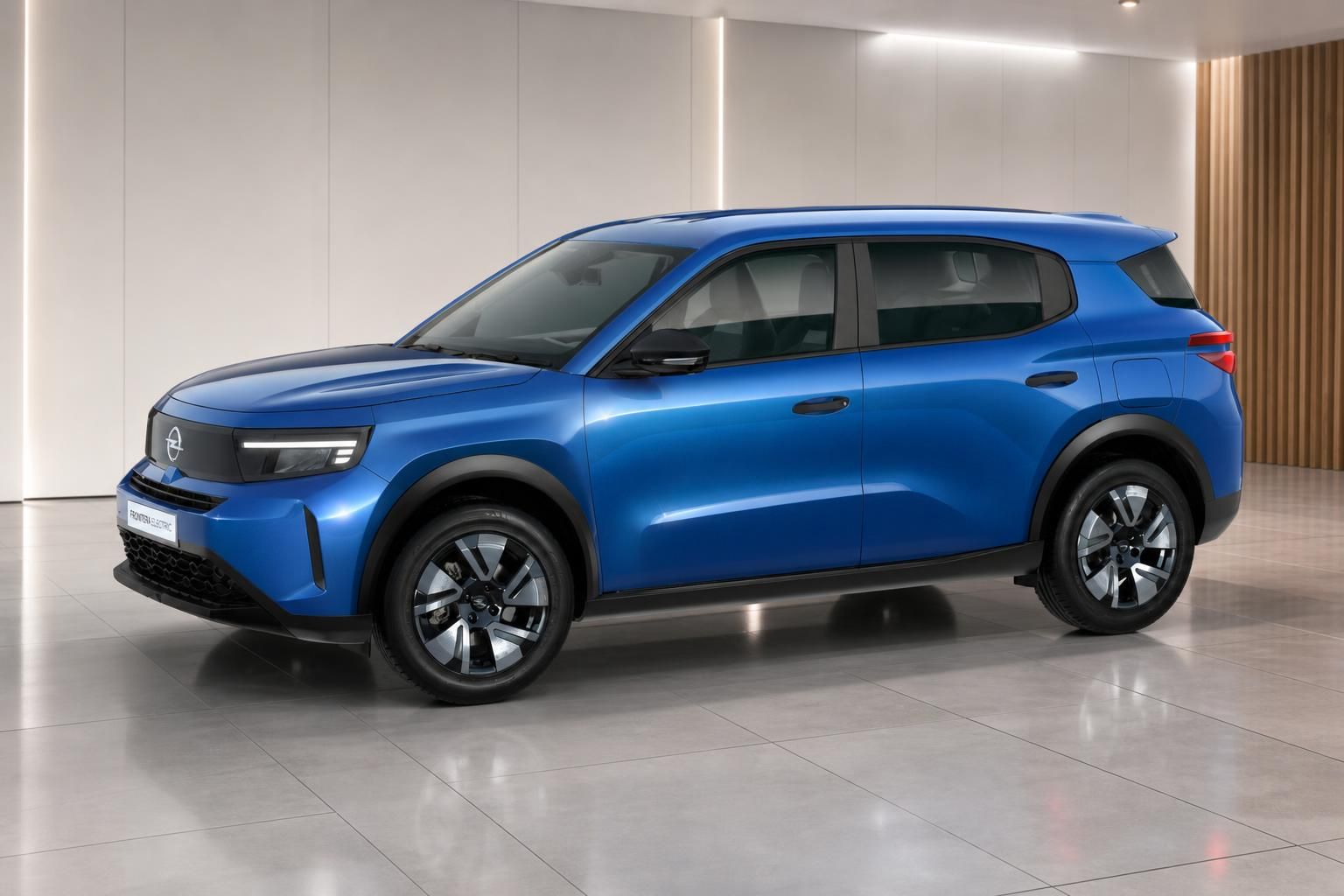 Opel Frontera Electric in Blau, Seitenansicht im Showroom