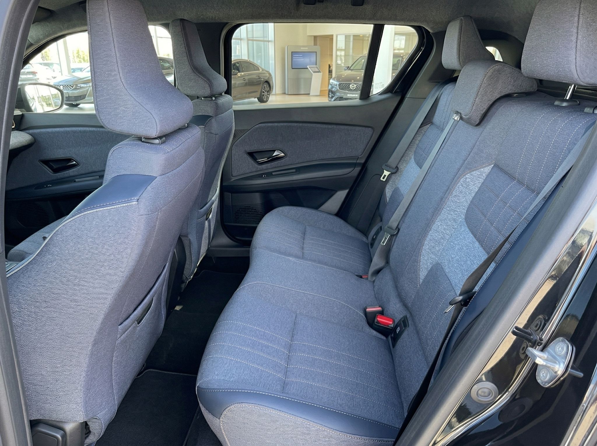 Renault Rücksitzbank mit blauem Stoffbezug - geräumiger Fond mit Sicherheitsgurten