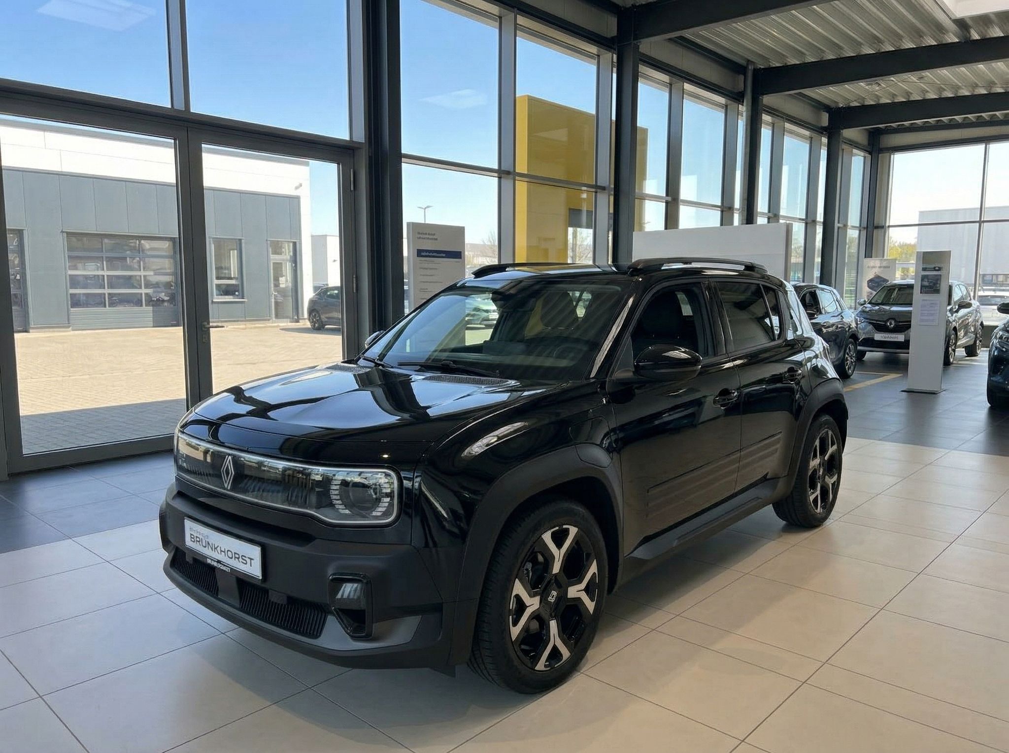 Renault SUV schwarz im Autohaus Showroom - Frontansicht mit modernem Design