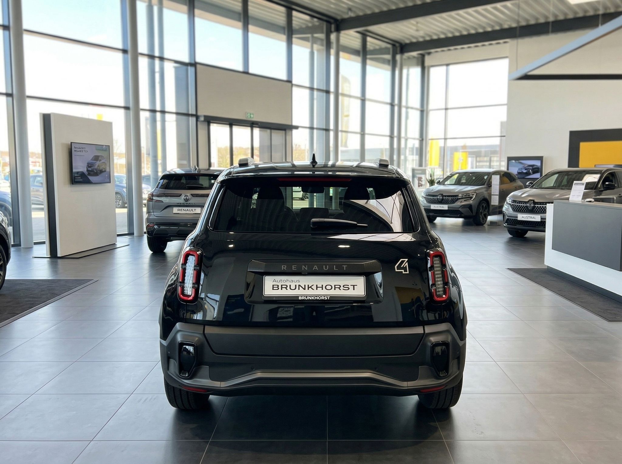 Renault SUV schwarz Heckansicht im Autohaus - Rückleuchten und Stoßfänger sichtbar