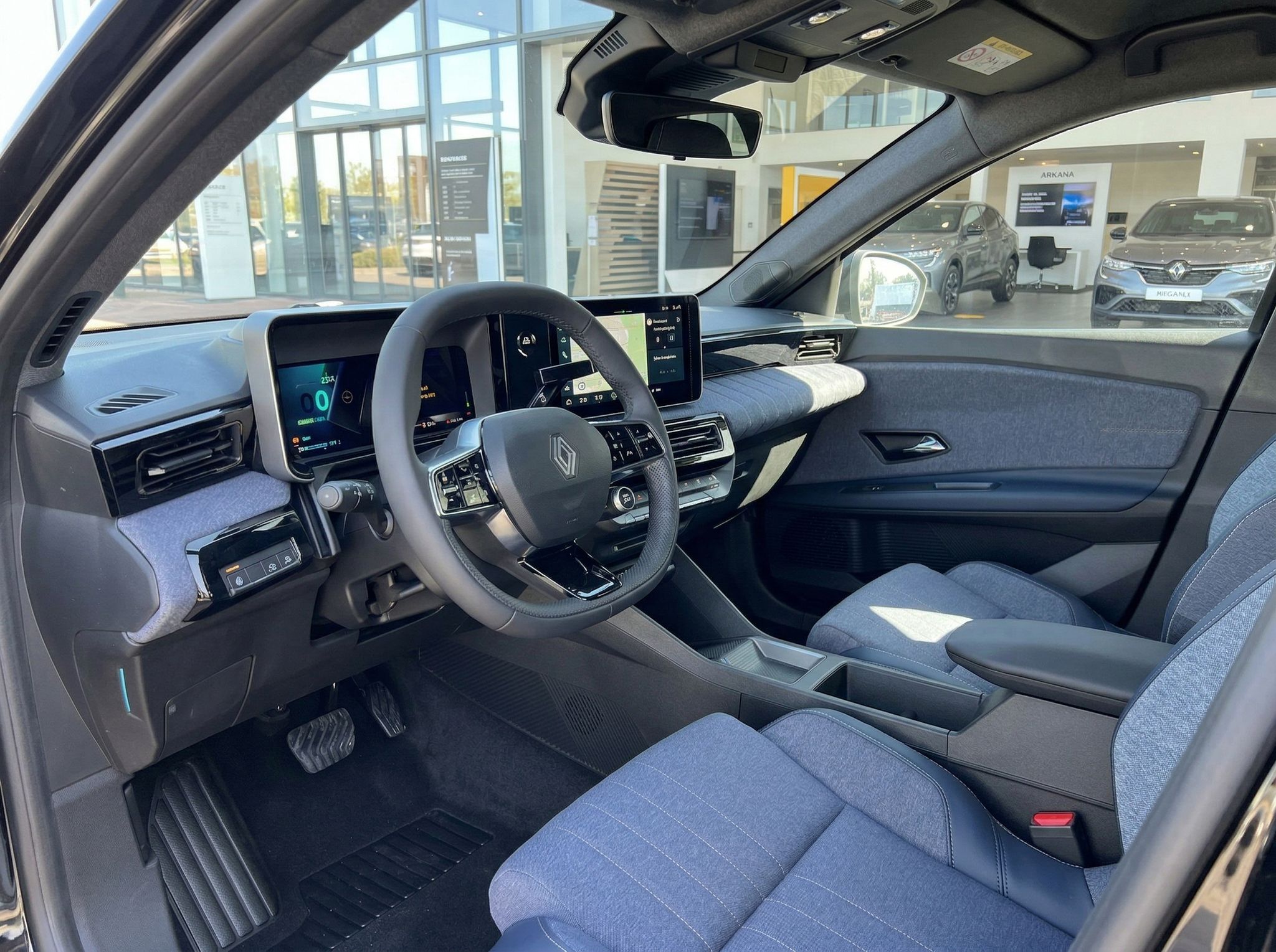 Renault Fahrzeug Innenraum - Cockpit mit digitalem Display und blauen Sitzen