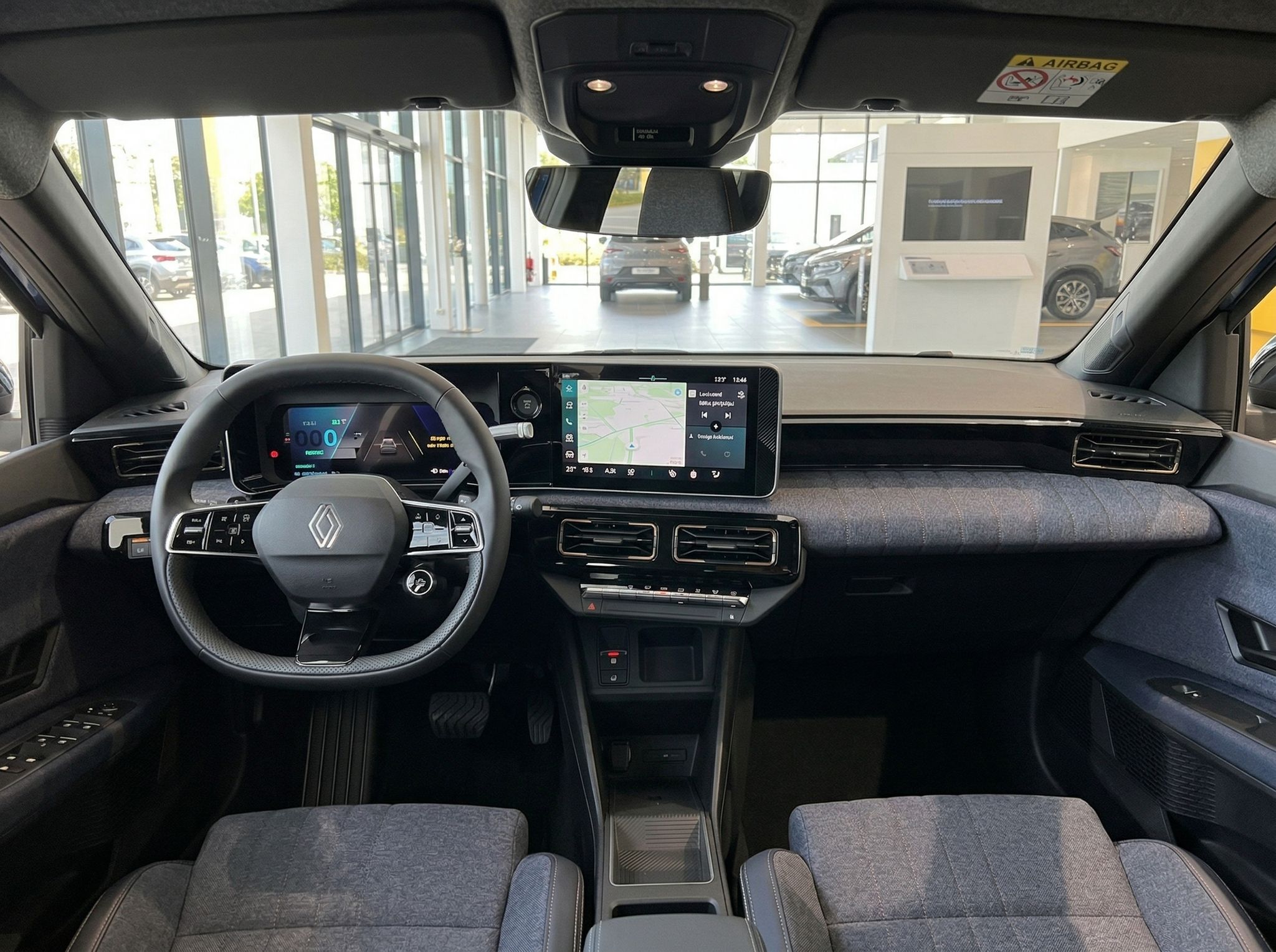 Renault Innenraum mit digitalem Cockpit und Navigationssystem - Armaturenbrett und Lenkrad