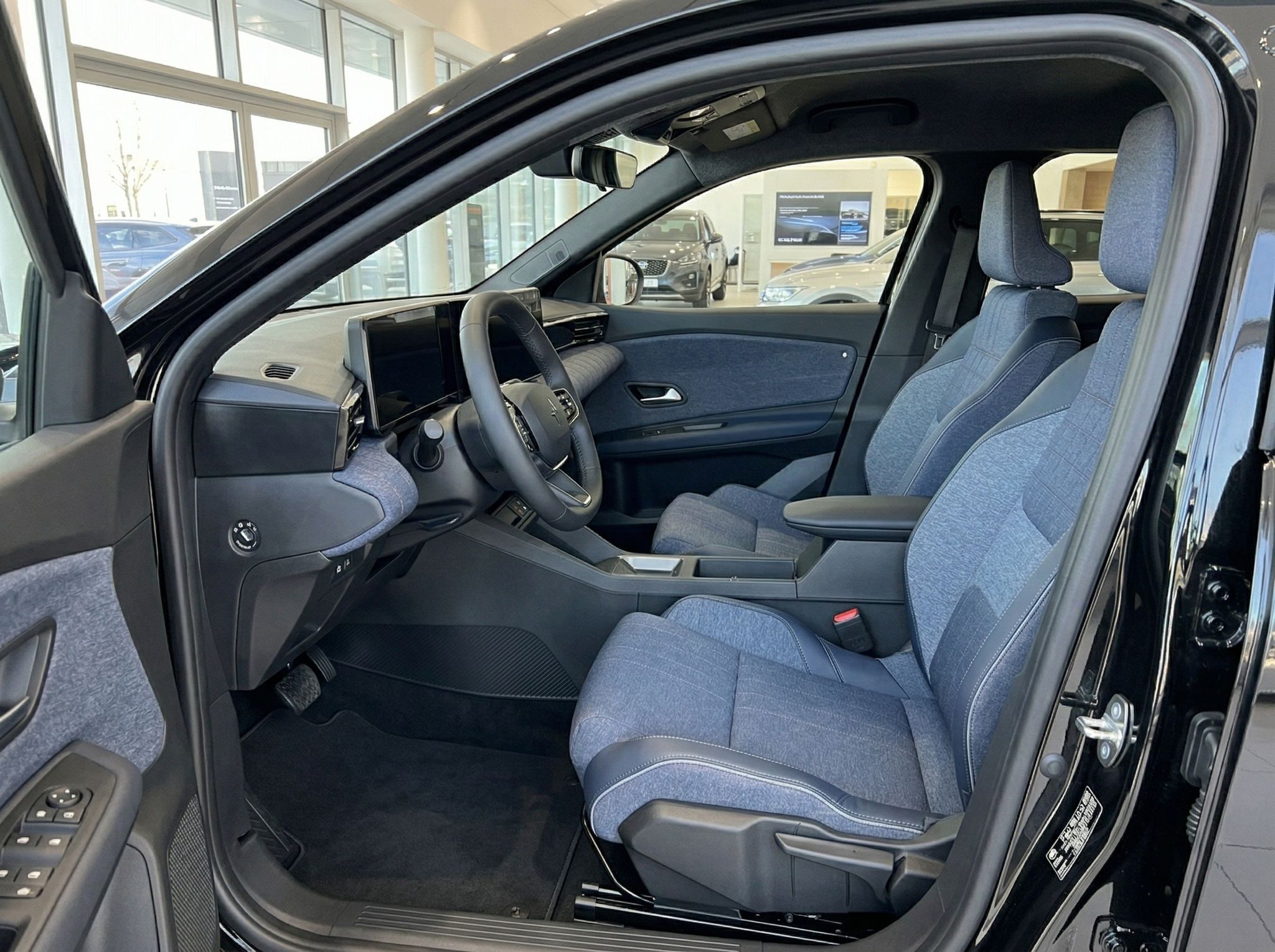 Renault Fahrersitz mit blauem Stoffbezug - Innenraum mit geöffneter Fahrerseite