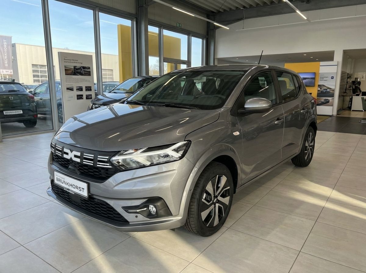 Grauer Dacia Sandero Neuwagen im Autohaus Brunkhorst Showroom mit modernem DC-Logo