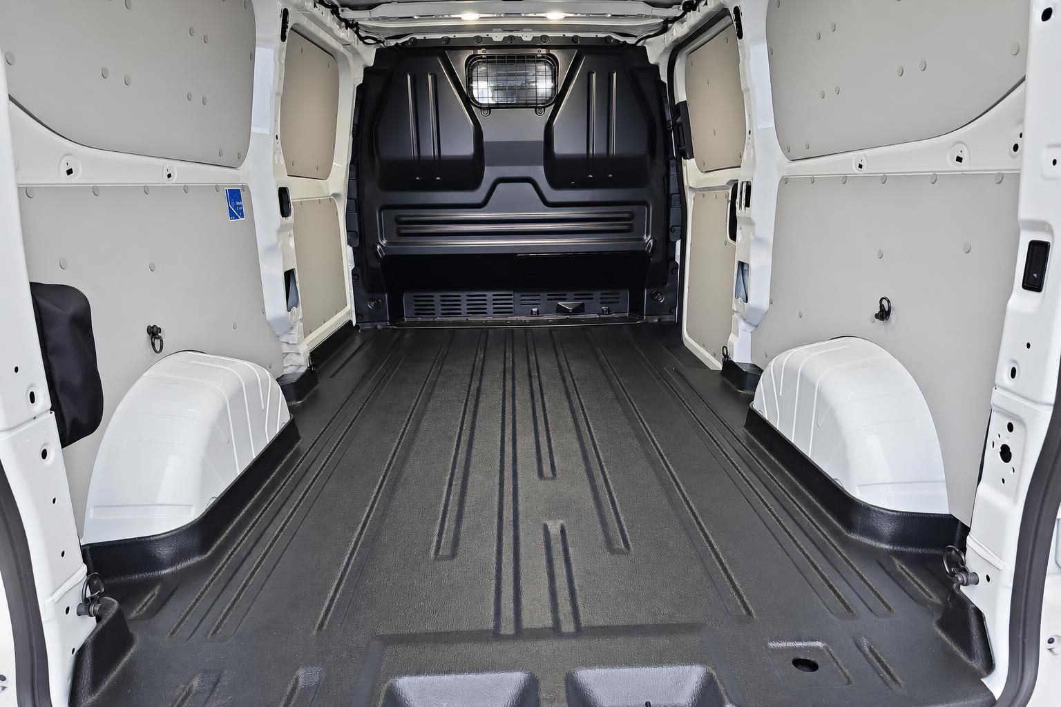 Leerer Laderaum eines weißen Transporters mit Kunststoffverkleidung