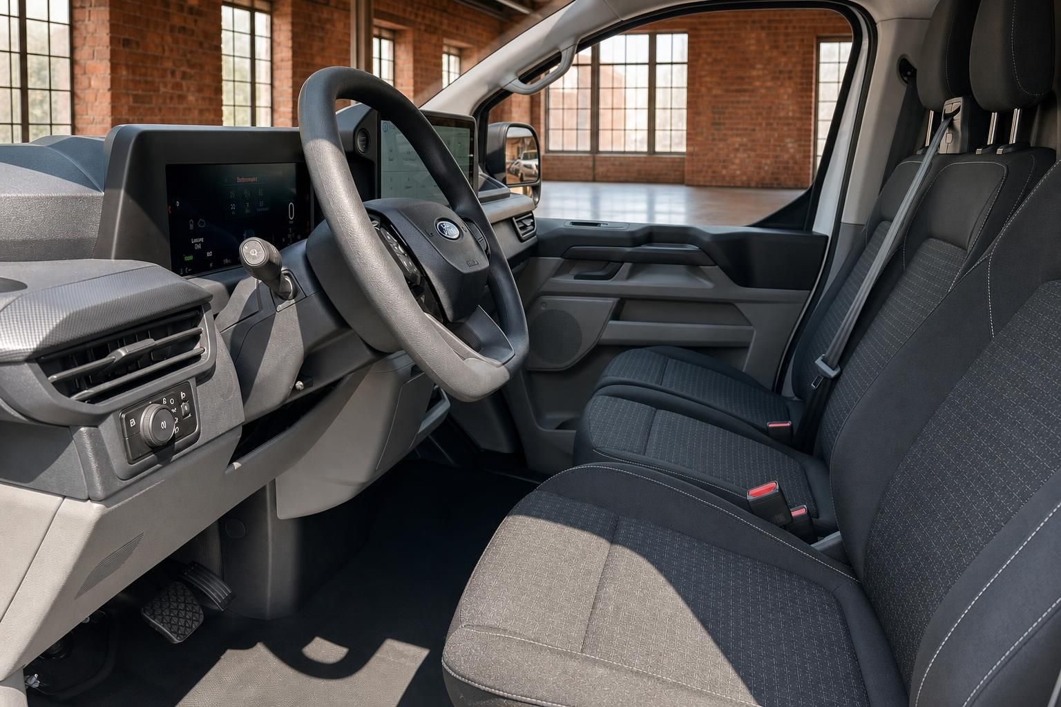 Ford Transit Innenraum mit Lenkrad, Fahrersitz und Beifahrersitz – modernes Transporter-Cockpit