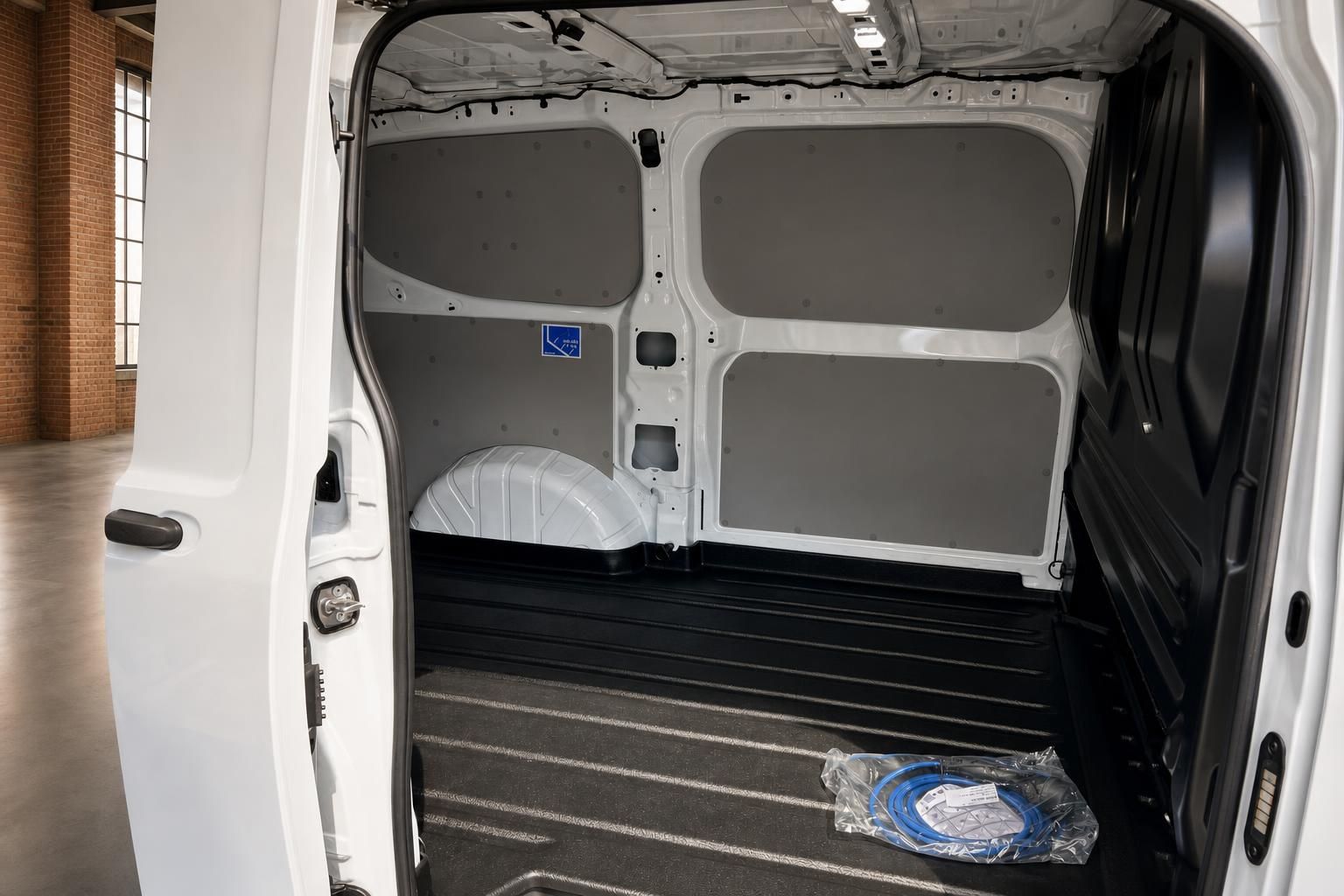 Ford Transit Laderaum – geräumiger weißer Cargo-Van mit offenen Hecktüren und schwarzem Ladeboden