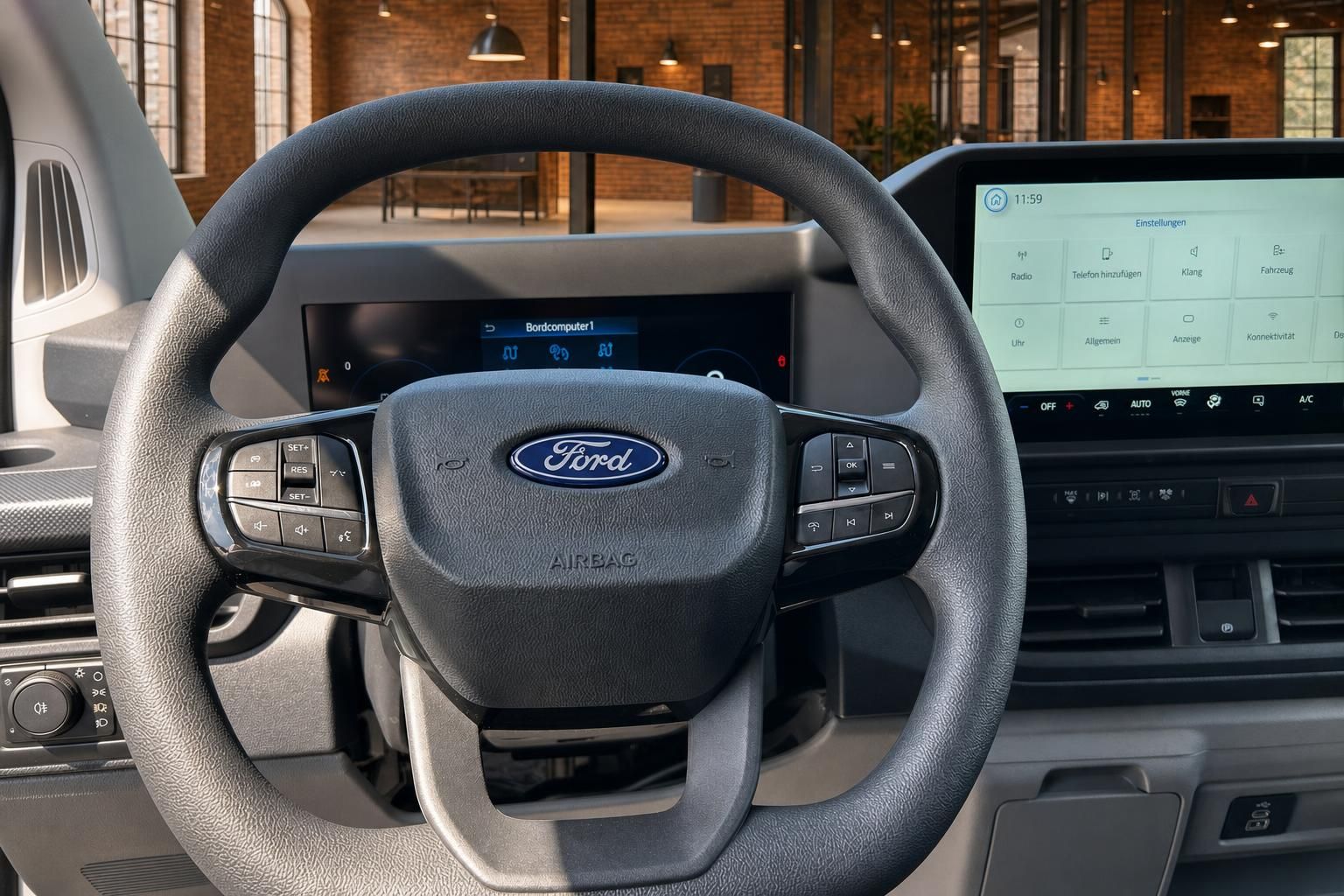 Ford Transit Lenkrad Nahaufnahme mit Multifunktionstasten und großem Touchscreen-Display im Hintergrund