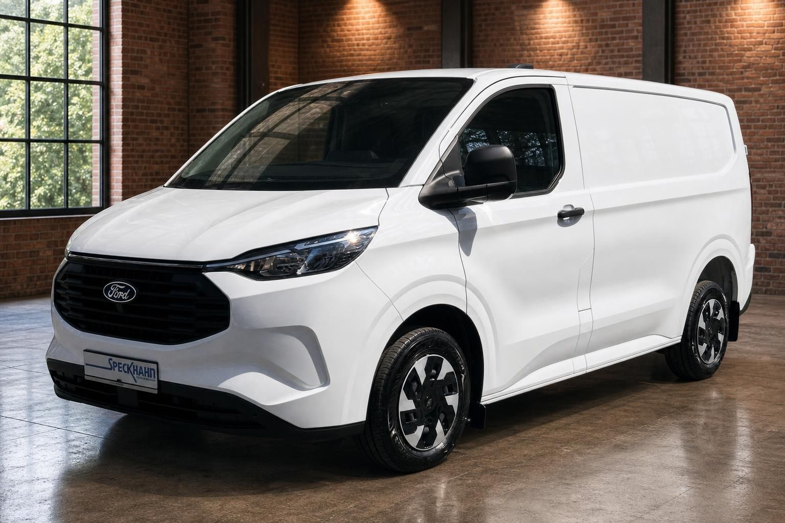 Ford Transit Custom Kastenwagen weiß – Frontansicht schräg rechts im Industriegebäude
