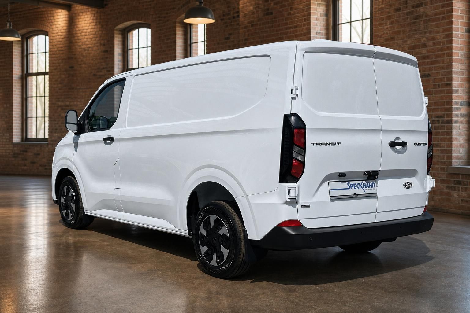 Ford Transit Custom Kastenwagen weiß – Heckansicht schräg links im Industriegebäude