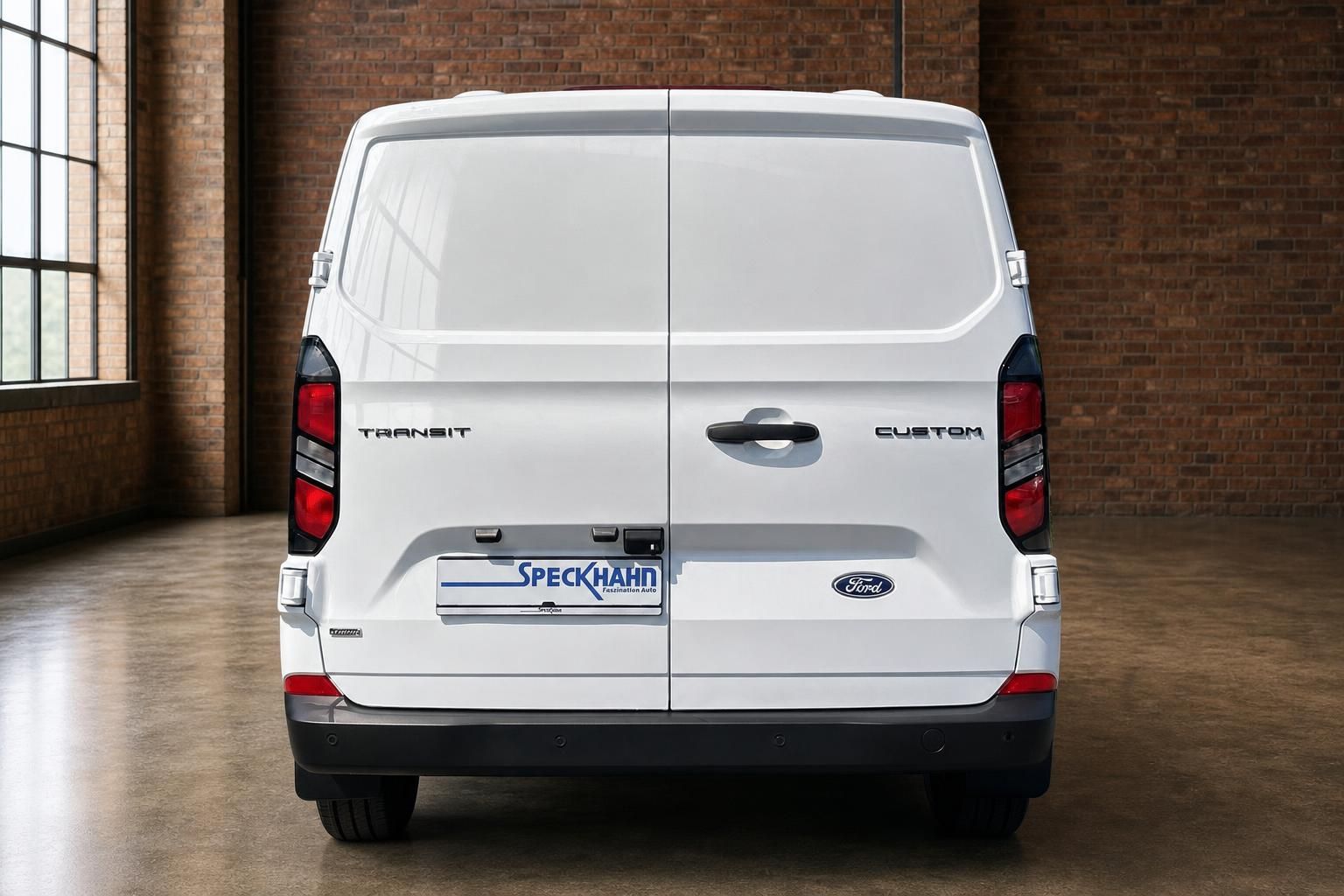 Ford Transit Custom Kastenwagen weiß – direkte Heckansicht mit Hecktüren und Kennzeichenhalter