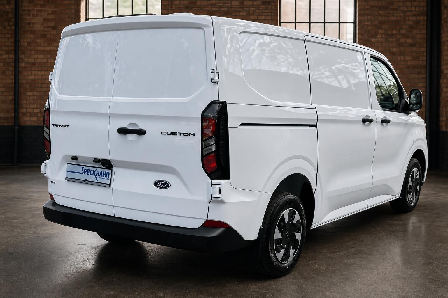 Ford Transit Custom Kastenwagen weiß – Heckansicht schräg rechts mit Schiebetür