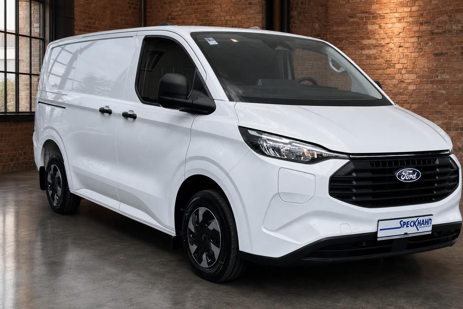 Ford Transit Custom weiss Schraegheckansicht – Transporter Neufahrzeug bei Autohaus Speckhahn