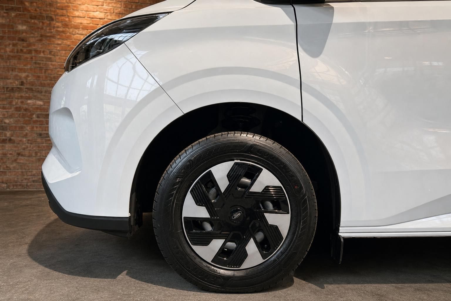 Ford Transit Custom – Nahaufnahme Vorderrad mit schwarzer Felge und Goodyear-Reifen
