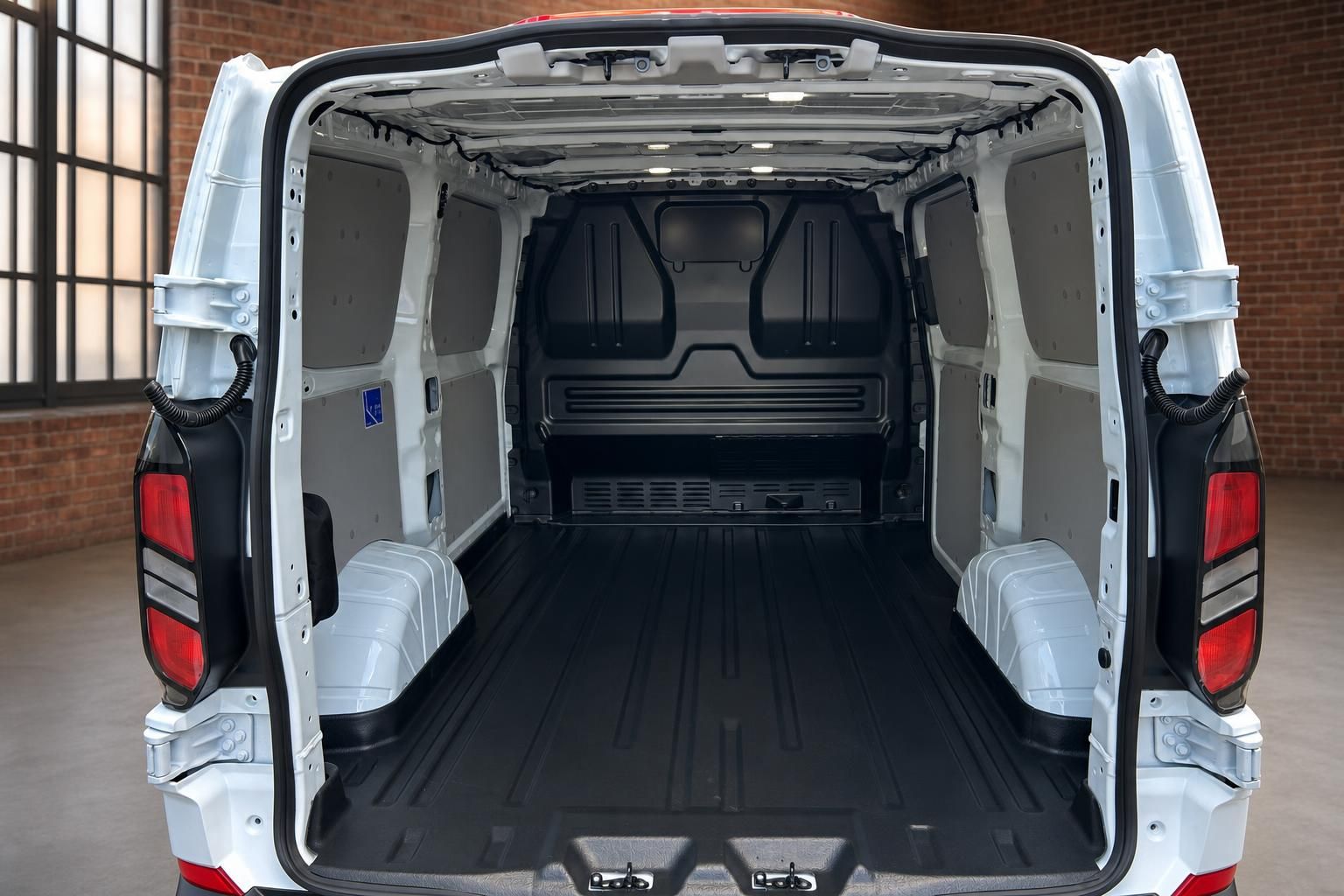 Ford Transit Custom Laderaum – grosser leerer Cargo-Bereich mit Gummiboden und LED-Beleuchtung