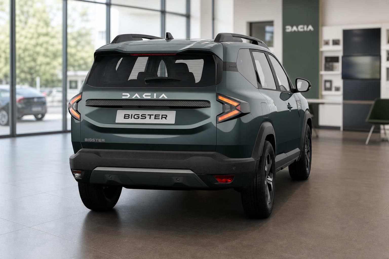 Dacia Bigster in Gruen, Heckansicht im Autohaus-Showroom