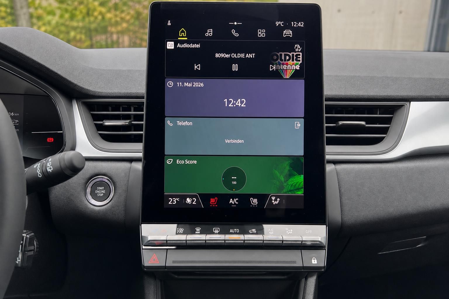 Zentraler Touchscreen mit Infotainment-System und Klimasteuerung im Auto