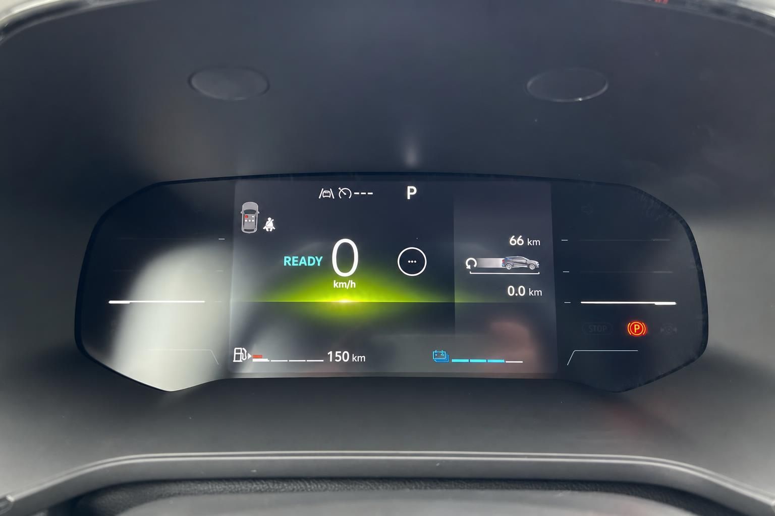 Digitales Fahrzeug-Cockpit mit Armaturenbrett und modernem Display - Innenansicht Auto