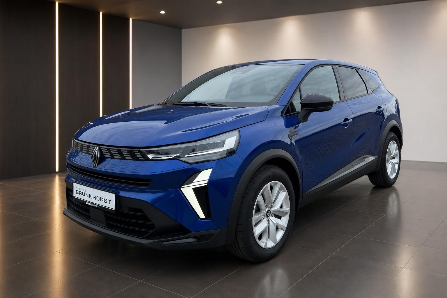Renault Symbioz E-Tech blau - Seitenansicht des kompakten Elektro-SUVs mit modernem Design im Autohaus
