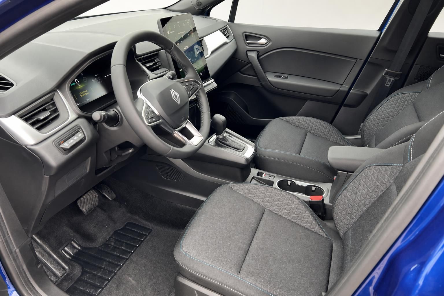 Renault Symbioz Innenraum - Cockpit mit Digital-Display, Lenkrad und grauen Stoffsitzen mit Rautenmuster