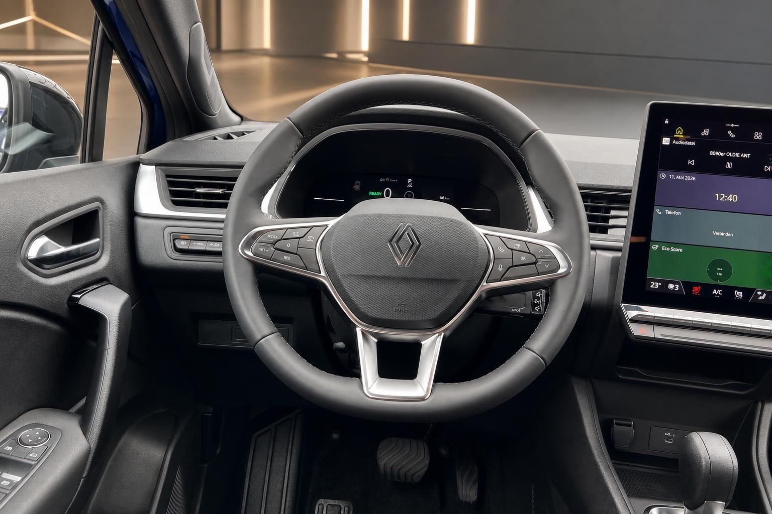 Renault Lenkrad mit Touchscreen und digitalen Anzeigen im Fahrzeugcockpit