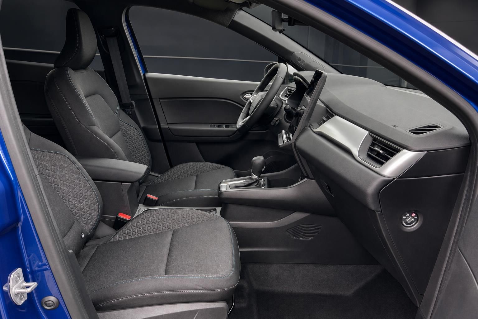 Innenraum eines blauen Fahrzeugs mit grauen Sitzen und modernem Armaturenbrett