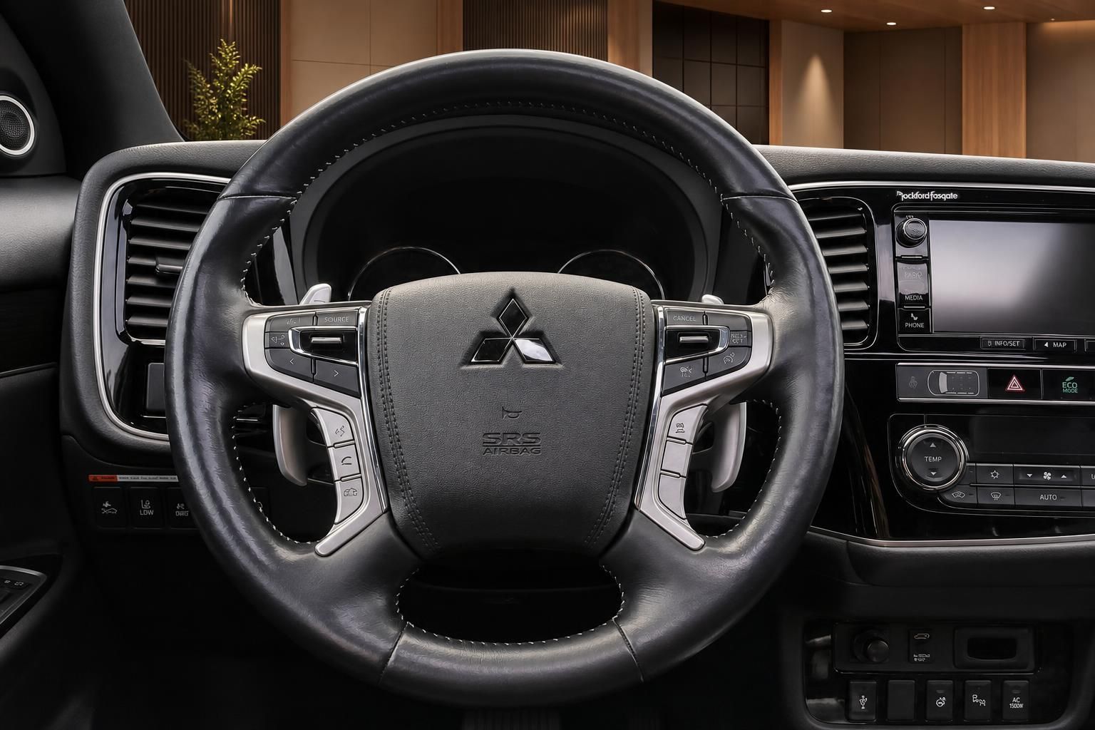 Mitsubishi Fahrzeug Innenraum mit Lenkrad und Cockpit - schwarzes Armaturenbrett mit Touchscreen