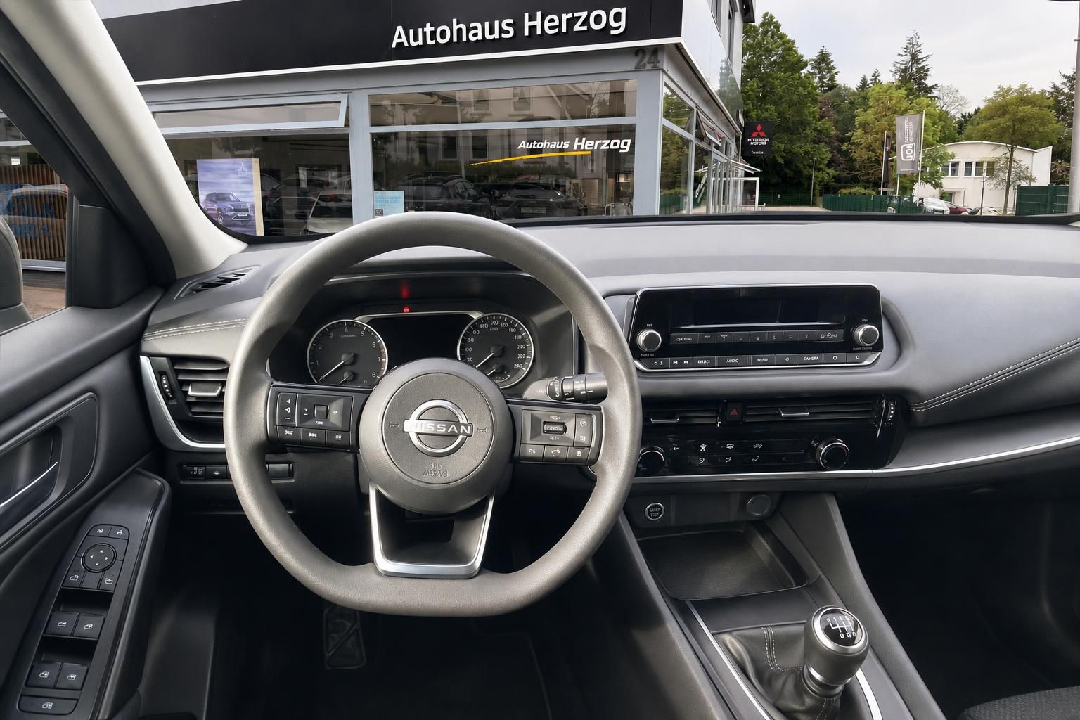 Nissan Cockpit mit Lenkrad, Tacho und Infotainment-System - modernes Fahrzeug-Armaturenbrett