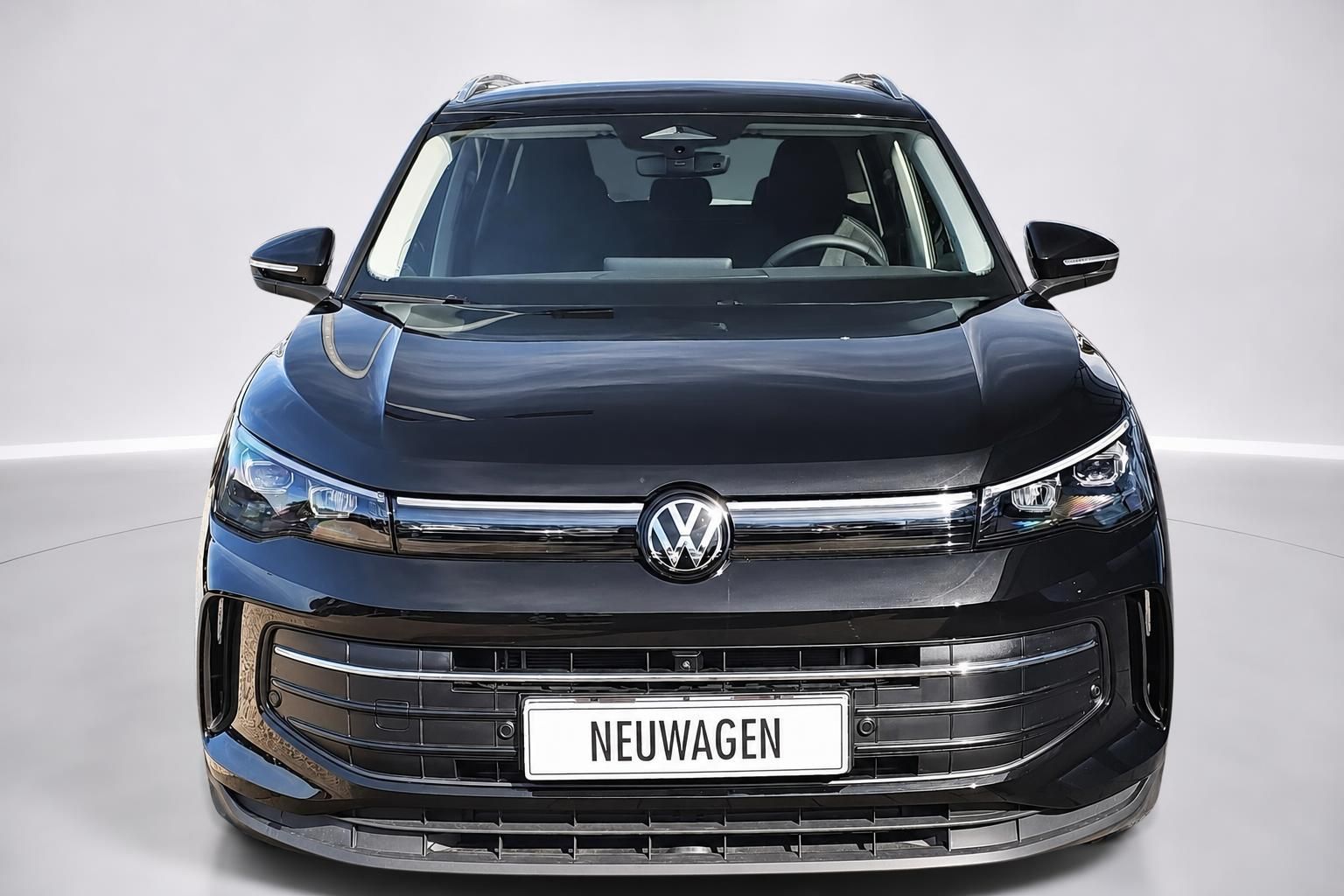 VW Tiguan schwarz Frontansicht Neuwagen im Studio