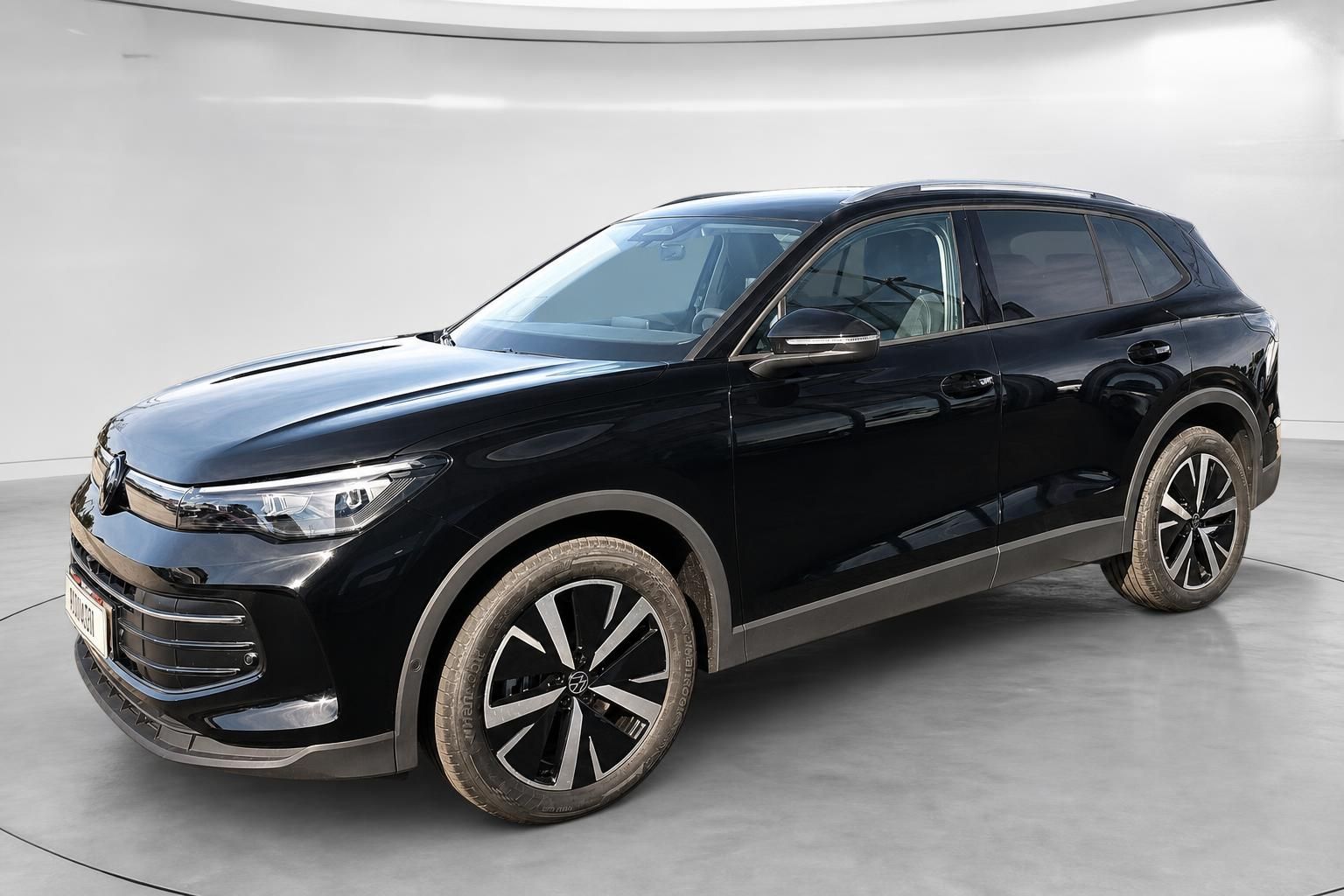 VW SUV schwarz metallic Frontansicht seitlich im Studio
