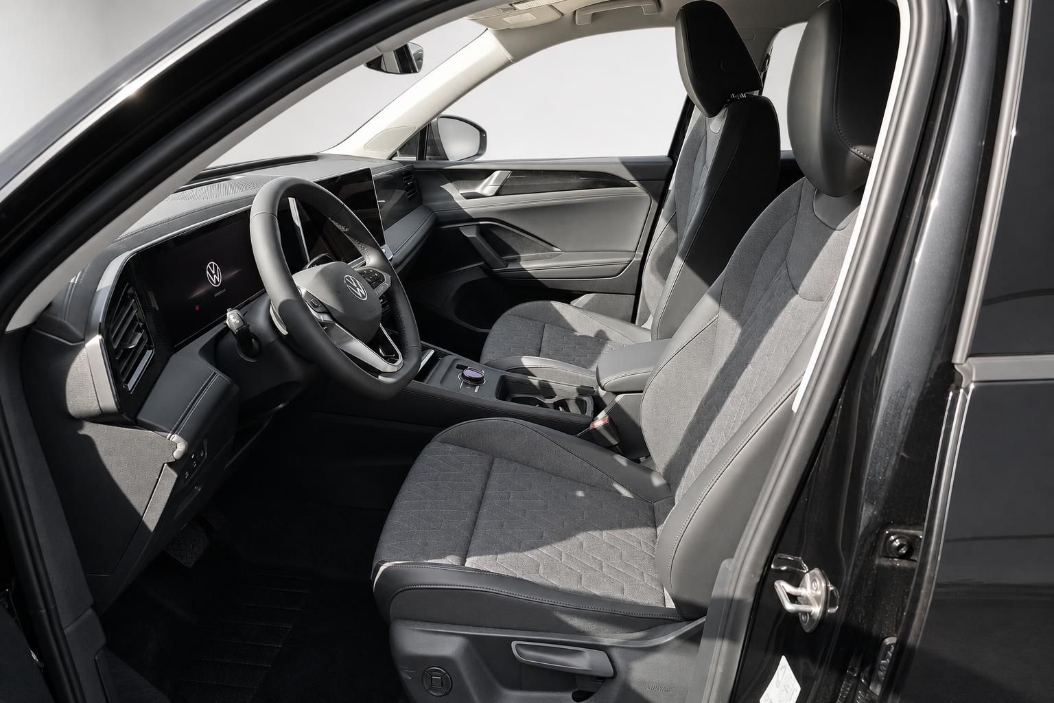 VW Innenraum Vordersitze mit Stoff-Leder-Kombination und Cockpit