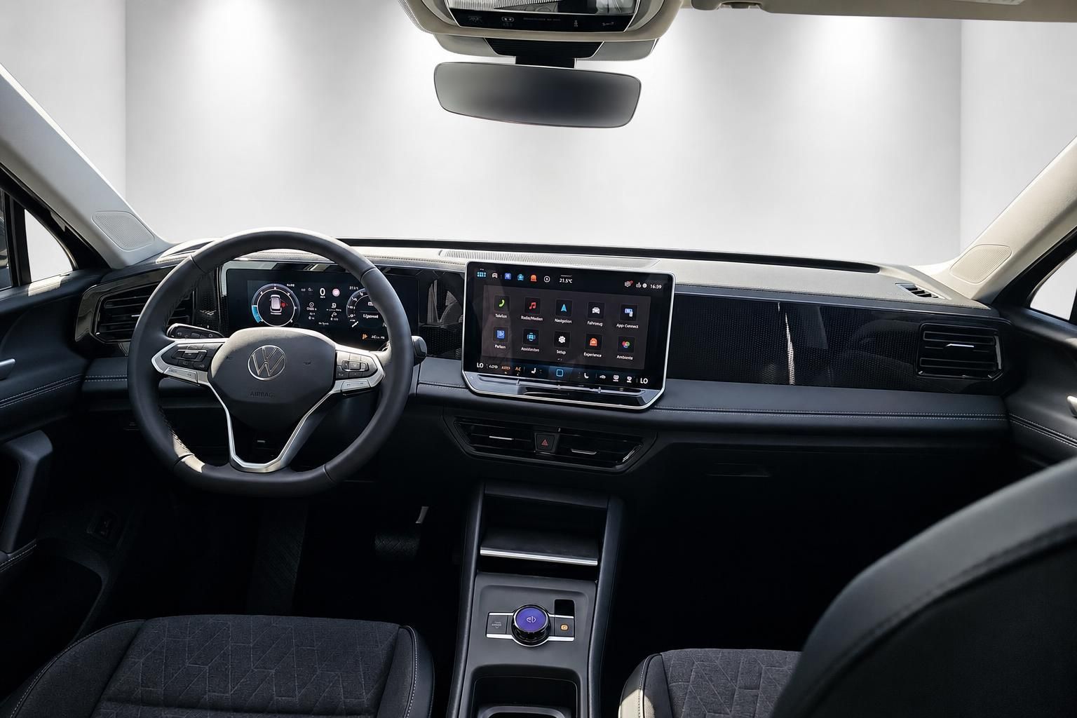 VW Cockpit mit Lenkrad Digitaltacho und Infotainment-Display