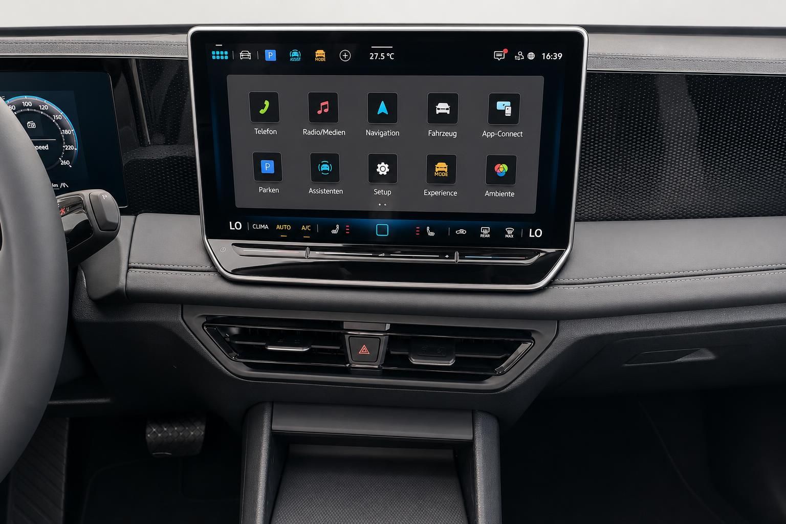 VW Infotainment-Touchscreen mit Menue und Klimabedienung Nahaufnahme