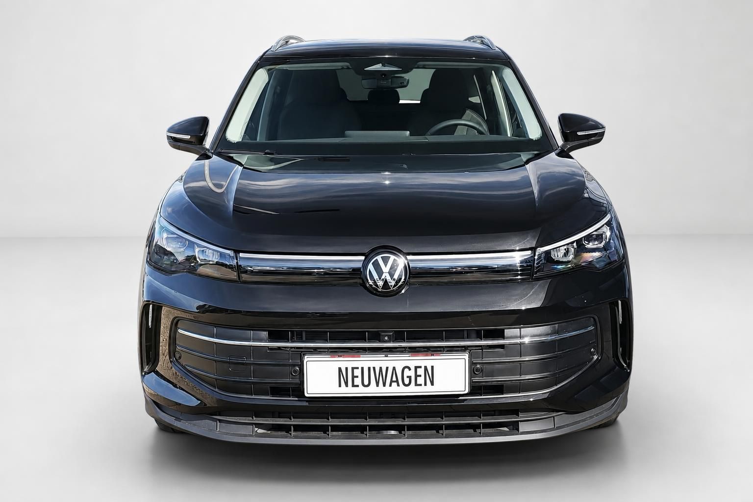VW Tiguan schwarz, Frontansicht im Studio