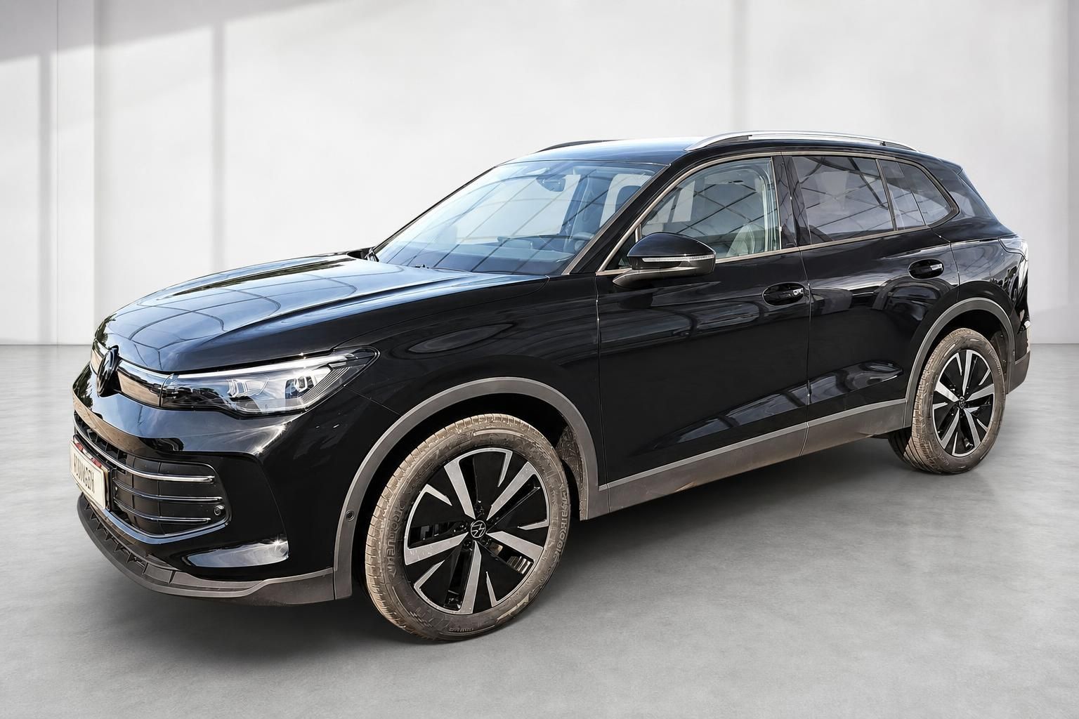 VW Tiguan schwarz, Seitenansicht von vorne im Studio