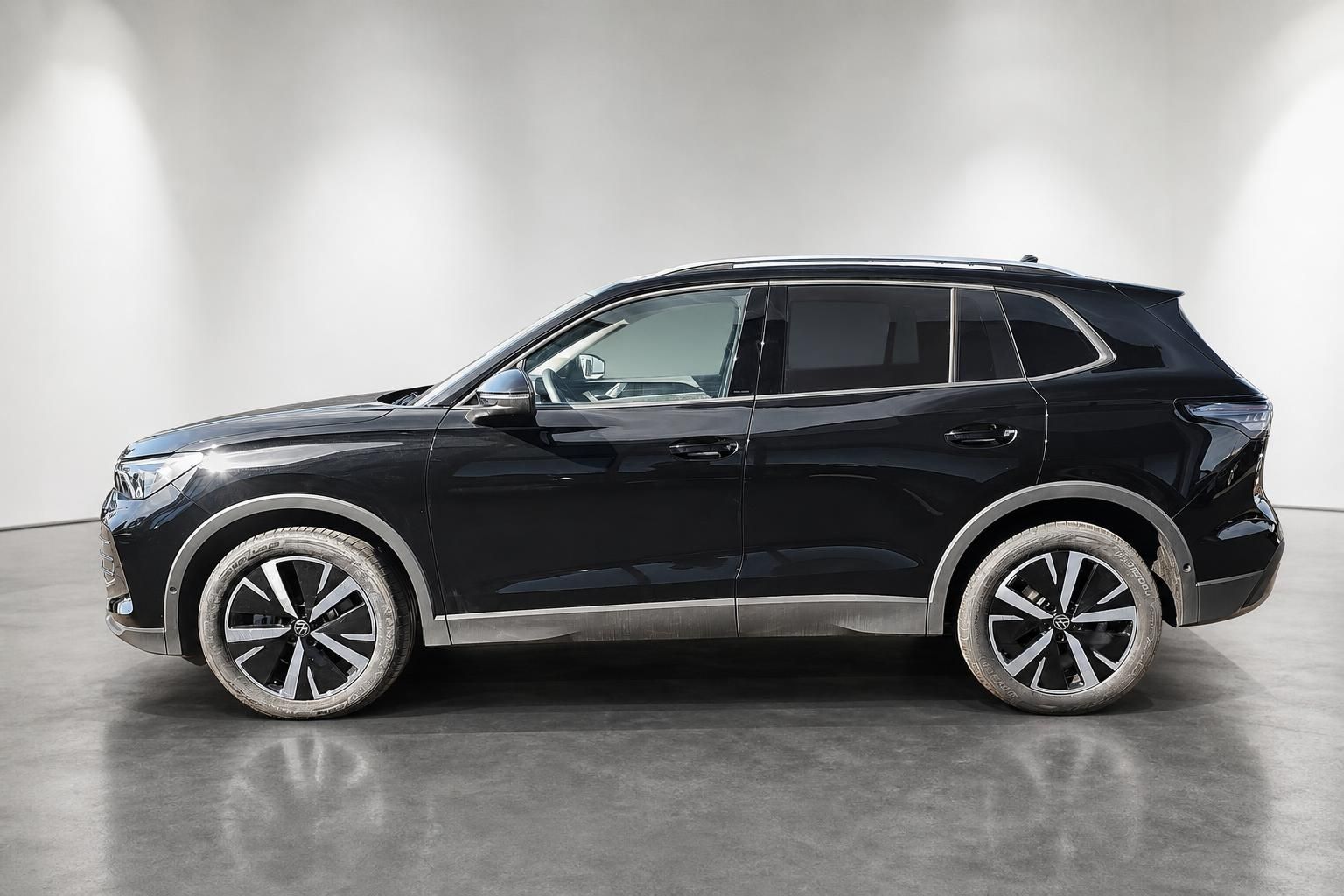 VW Tiguan schwarz, seitliche Profilansicht im Studio