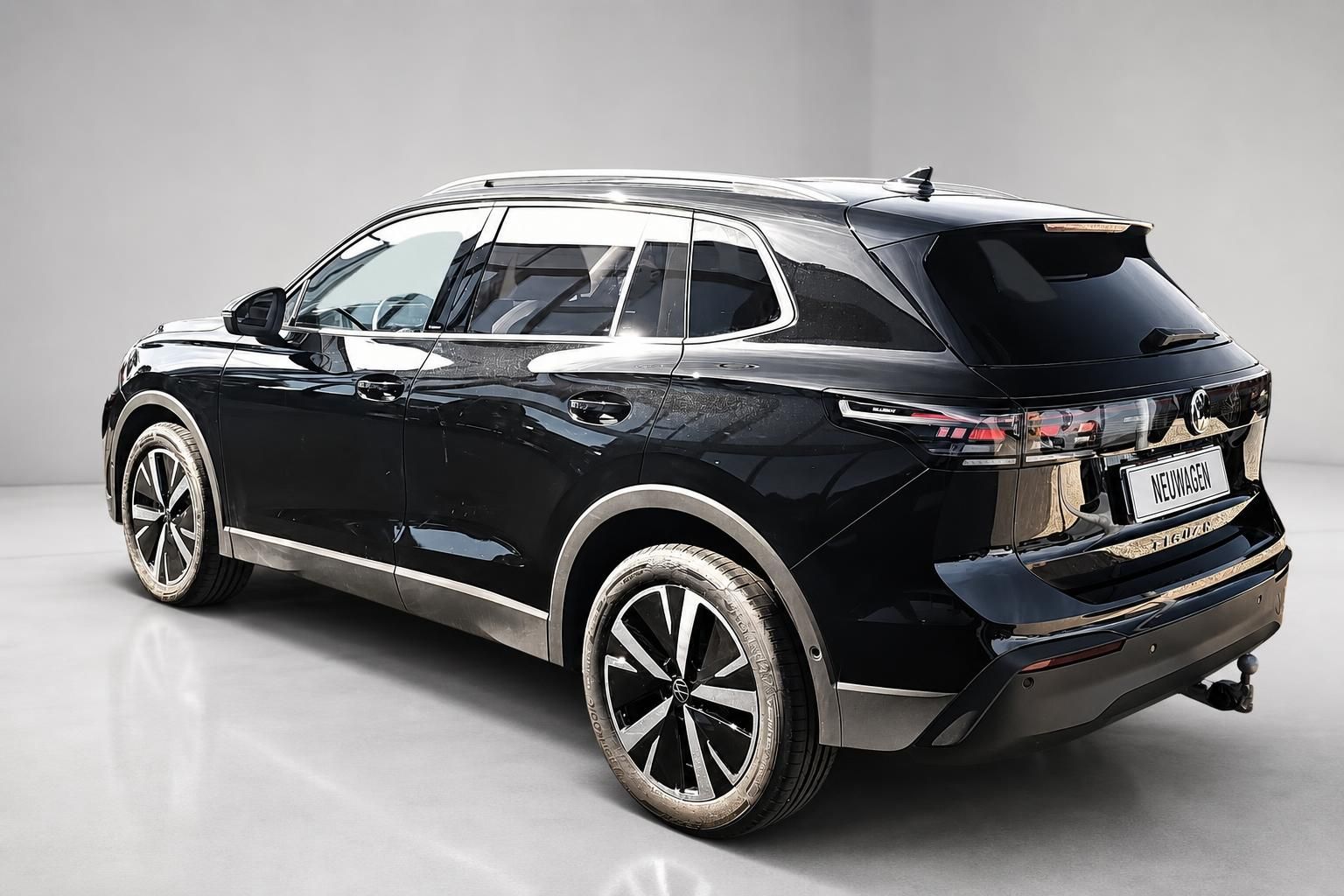 VW Tiguan schwarz, Heckansicht schräg im Studio