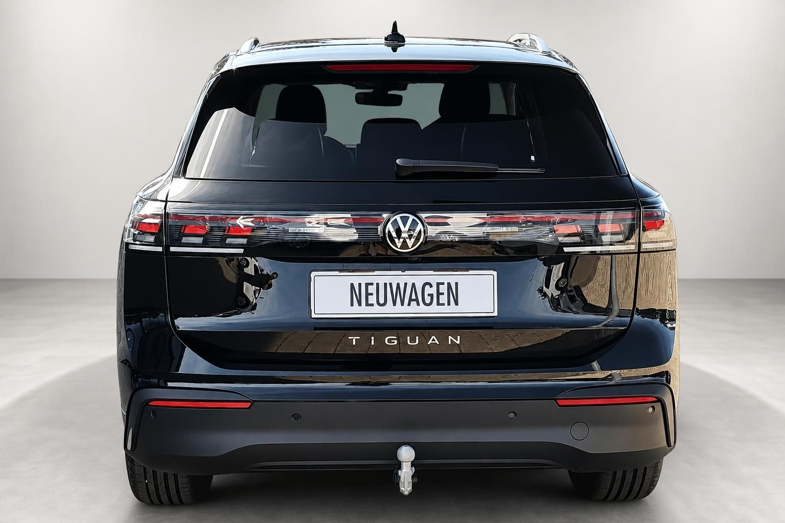 VW Tiguan schwarz Heckansicht Neuwagen im Studio