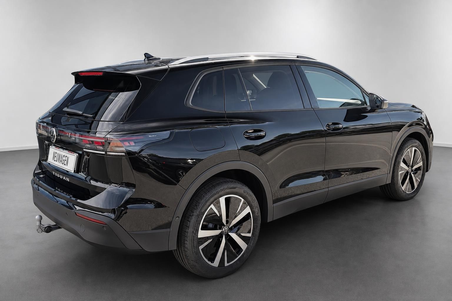 VW Tiguan schwarz Heck-Seitenansicht Neuwagen Studio