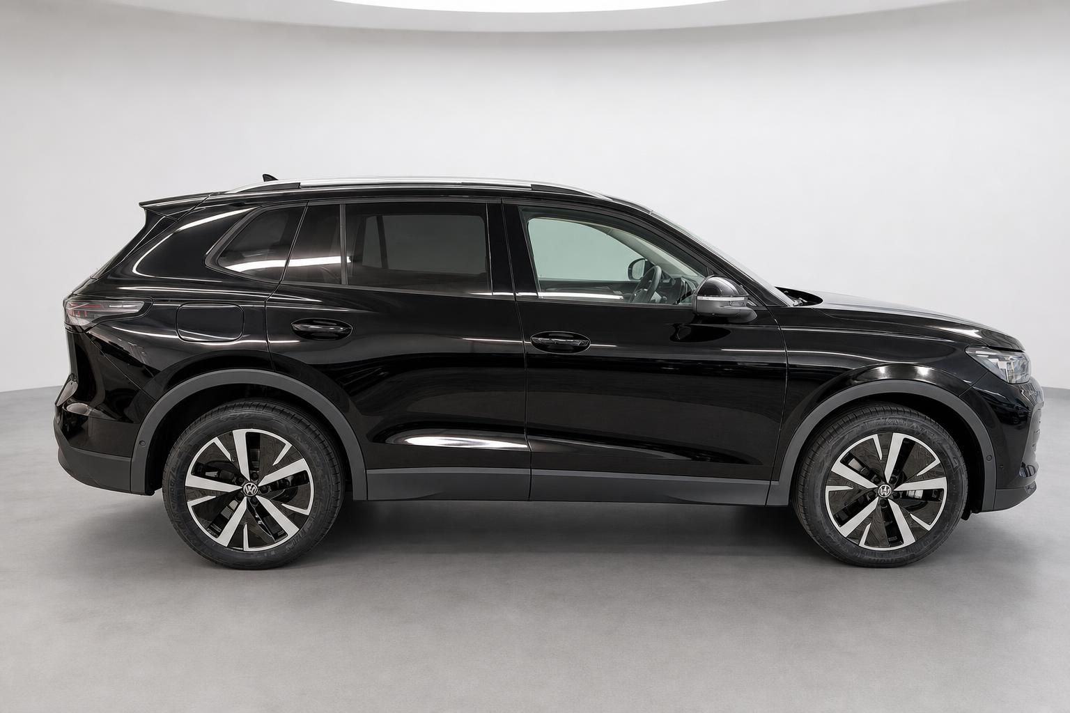 VW Tiguan schwarz Seitenansicht Neuwagen im Studio