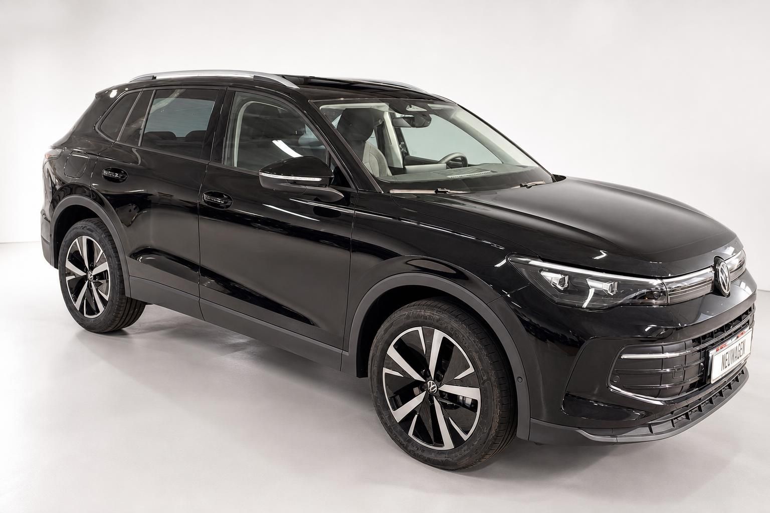 VW Tiguan schwarz Frontansicht schräg Neuwagen Studio